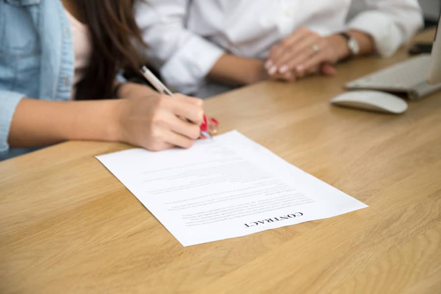 Signature d'un pacte d'actionnaire, illustrant l'importance de formaliser les accords