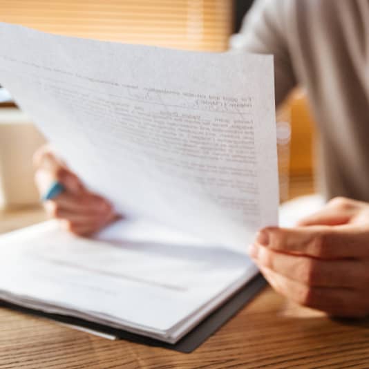 Documents juridiques sur la désignation d’un administrateur provisoire par un créancier, posés sur une table