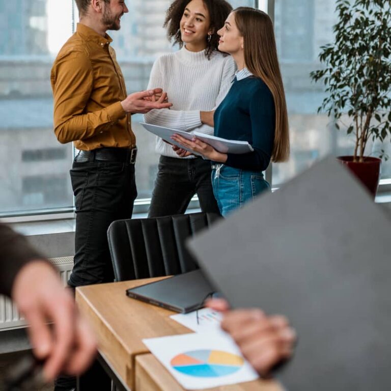 Discussion entre professionnels autour de documents financiers, dans le cadre d’un litige impliquant un administrateur provisoire