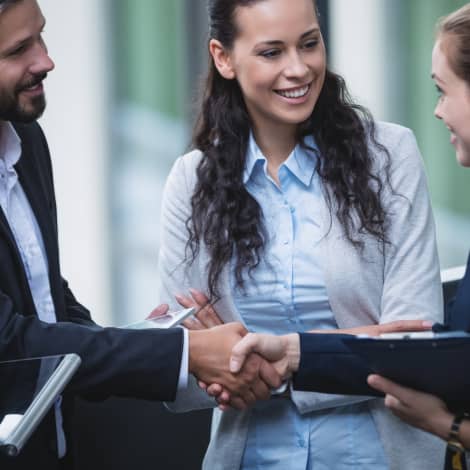 Rencontre professionnelle entre associés et échange de documents officiels